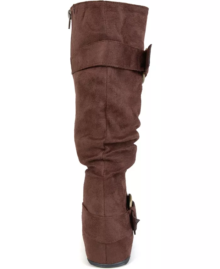 Женские сапоги Jester Wide Calf с плиссировкой и пряжкой на голенище Journee Collection, коричневый — фото 4