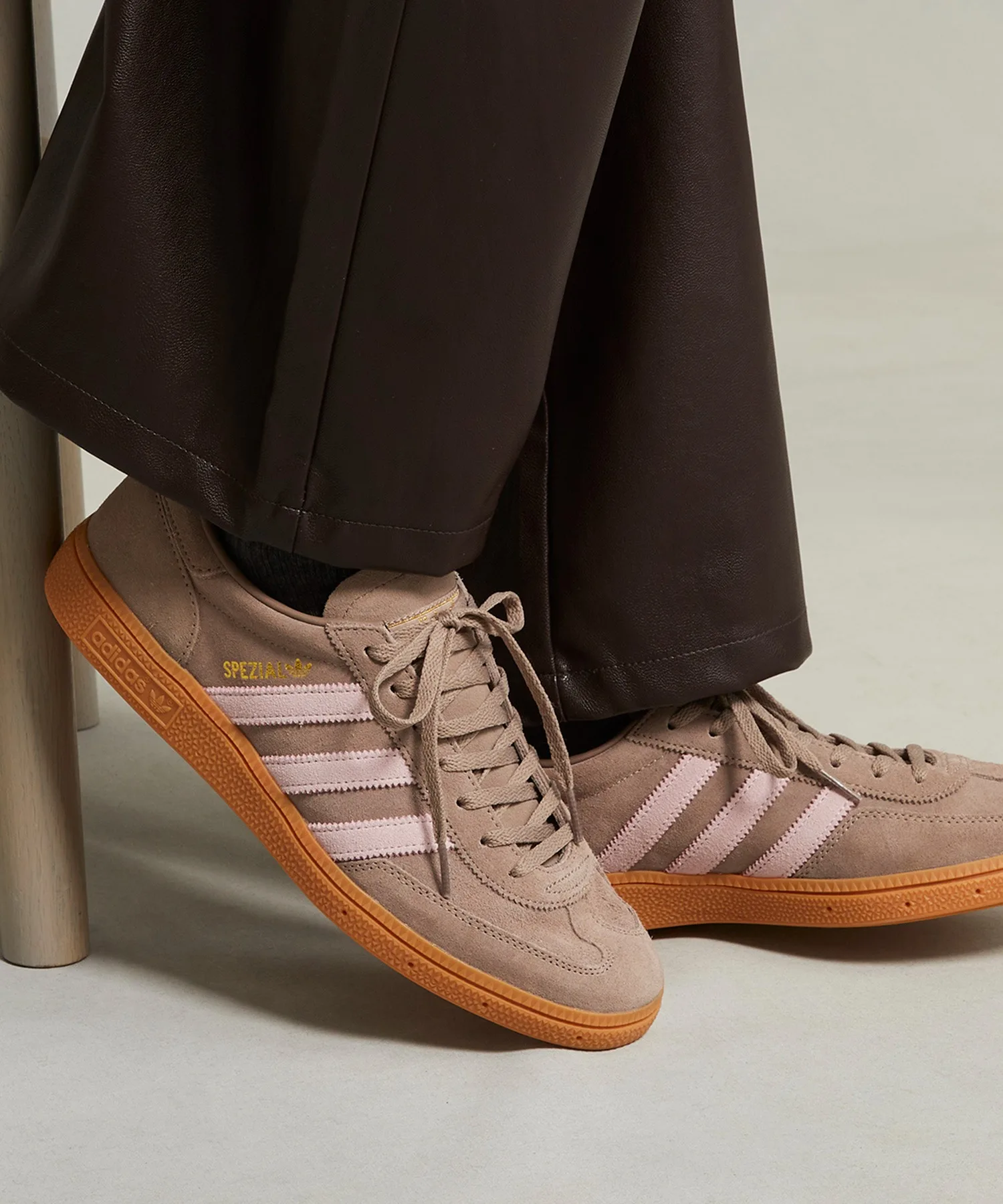 Кроссовки из натуральной кожи Handball Spezial adidas Originals коричневые
