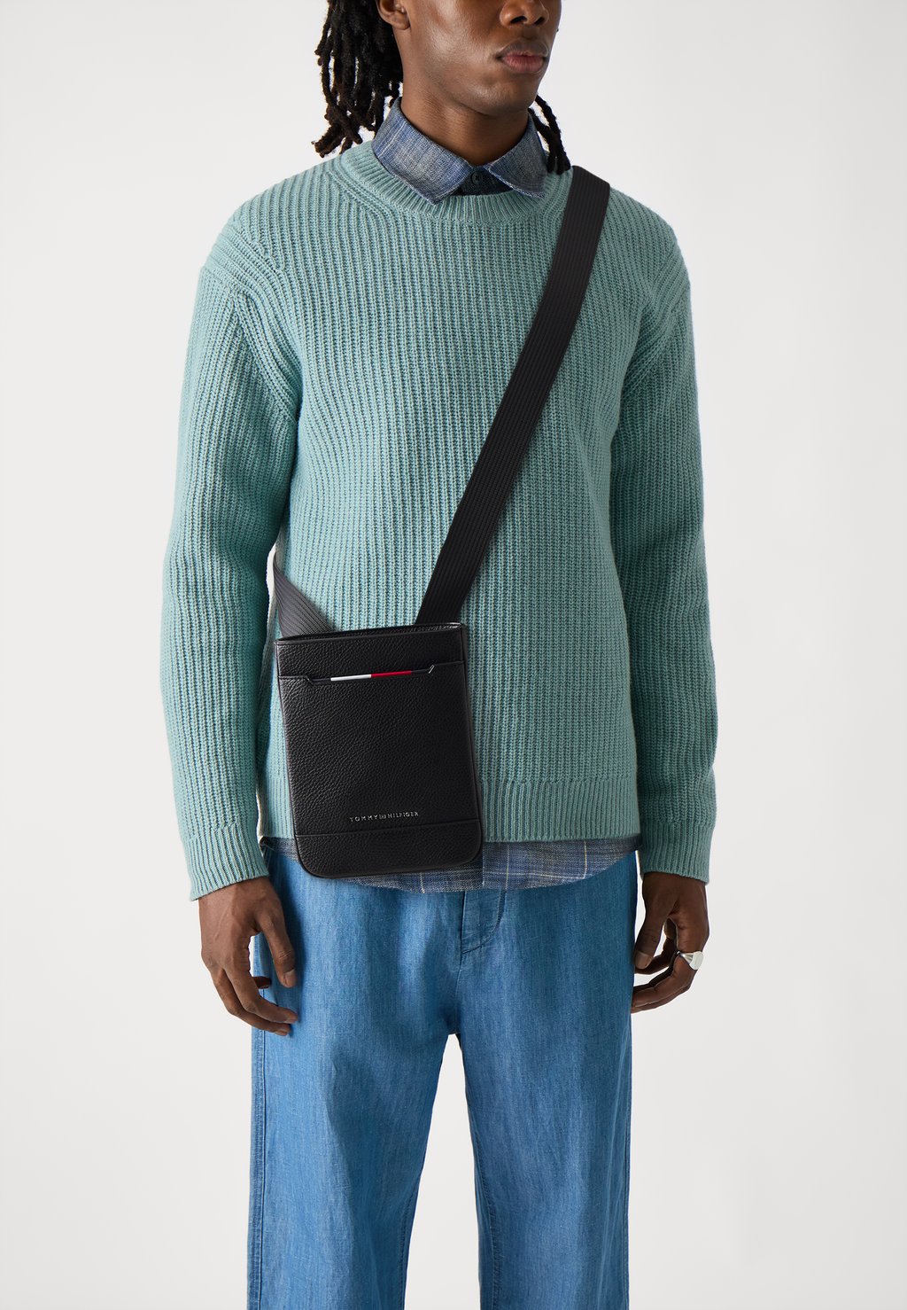 

Сумка через плечо CENTRAL MINI CROSSOVER Tommy Hilfiger, черный