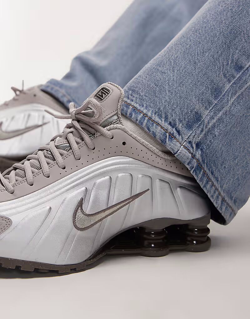 Кроссовки Shox R4 коричневого и серебристого цветов Nike — фото 3