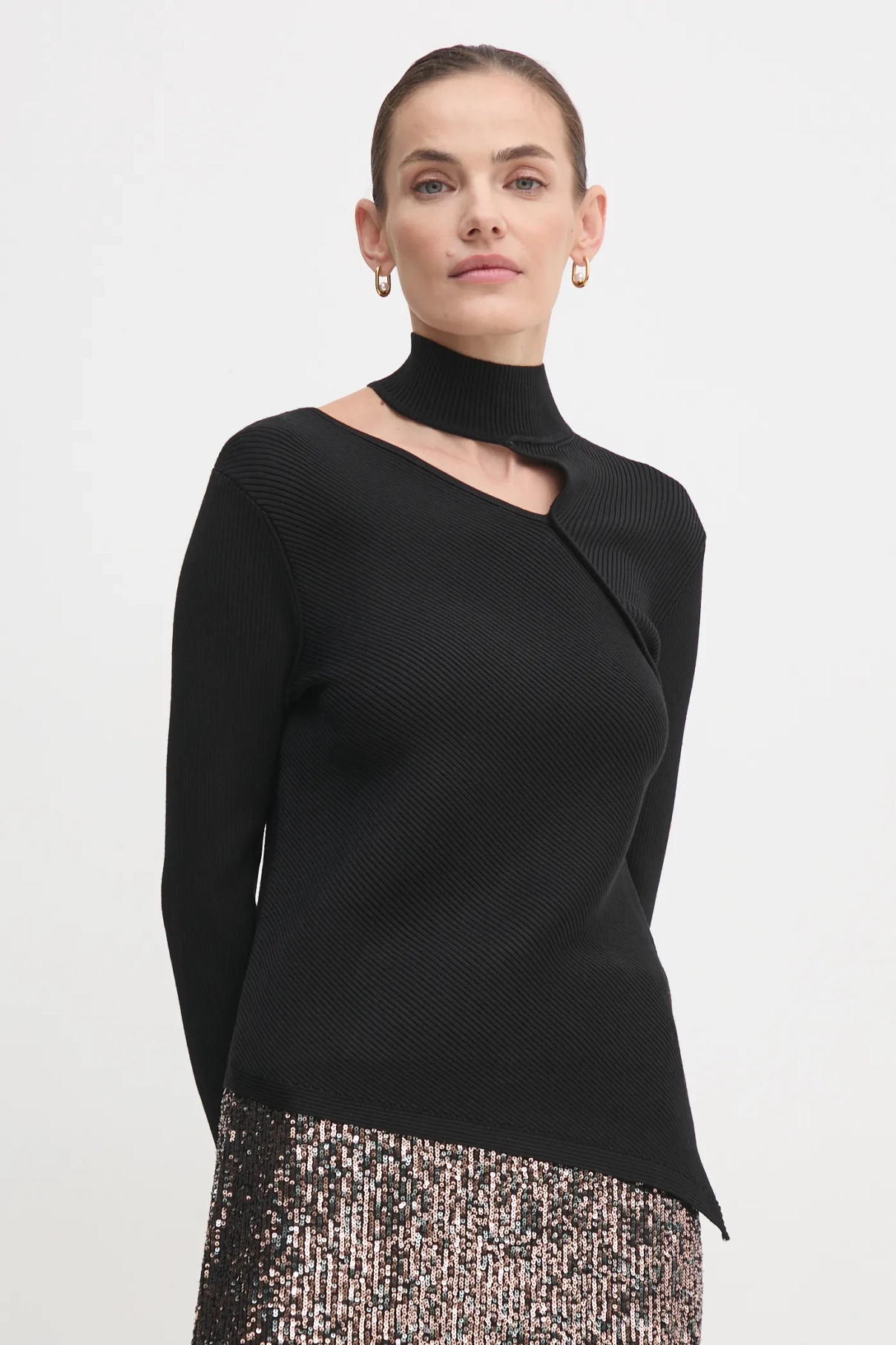 

Dknyй свитер, черный