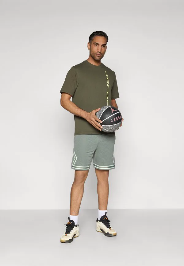 Спортивная футболка команды Jordan, Cargo Khaki/Luminous Green/Dynamic Yellow — фото 2