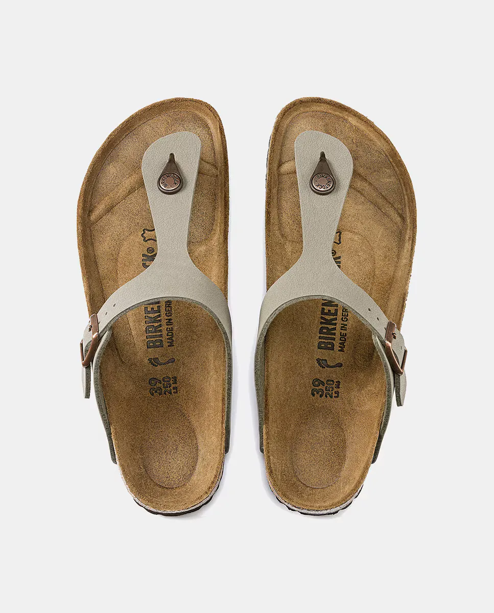 Женские босоножки на плоской подошве Gizeh из синтетической кожи Birkenstock, цвет Topo — фото 3
