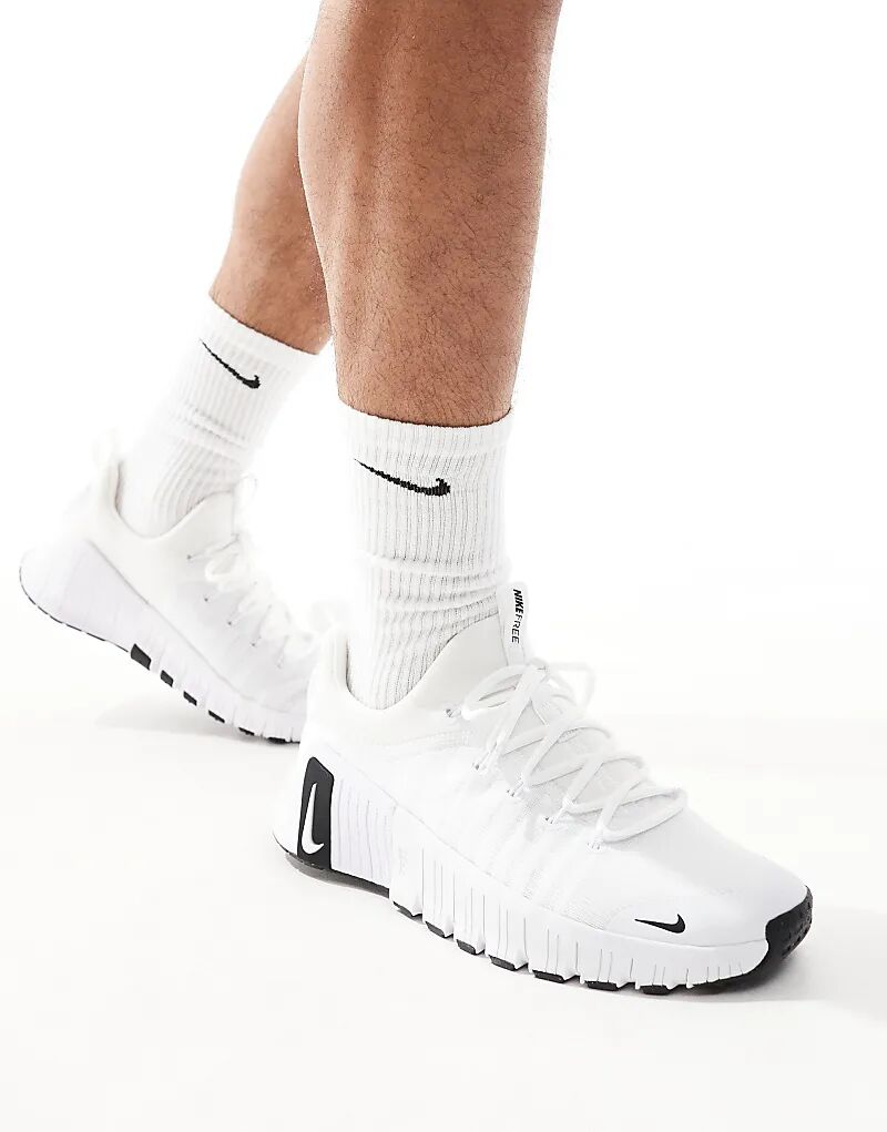 

Кроссовки Metcon 6 белого и черного цвета Nike Training
