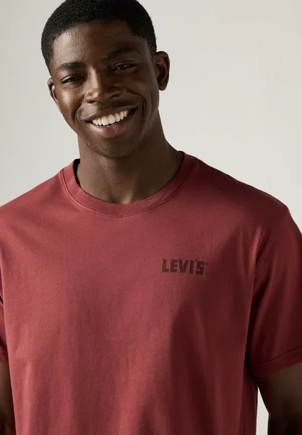 Футболка Levi's, модель Lse_Ss relaxed fit tee boxtab 5in black, цвет красный — фото 3