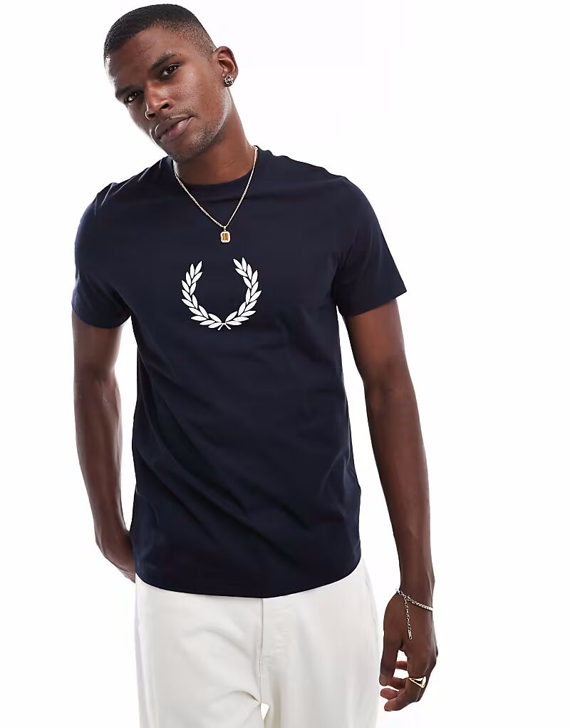 

Футболка Fred Perry с принтом лаврового венка в темно-синем цвете