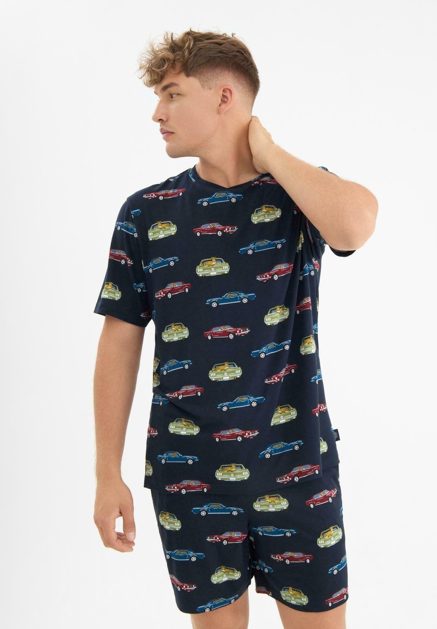 

Пижамный комплект Chelsea Peers LEOPARDS IN CARS CREW SET, Dark Blue