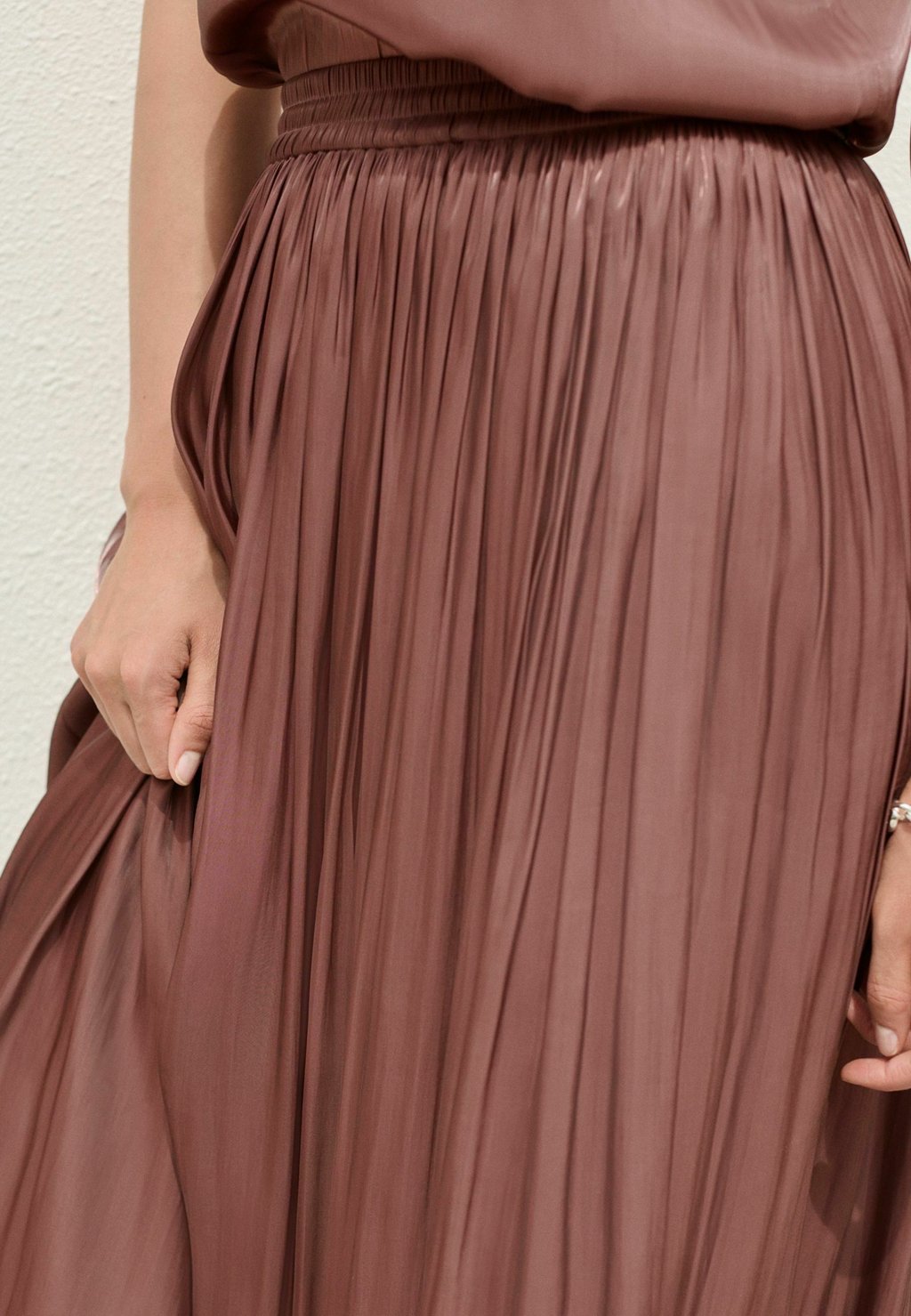 Юбка макси REGULAR FIT - GLOSSY - Pleated skirt Next, розовый — фото 3