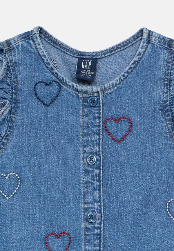 Детский джинсовый комбинезон с вышитыми сердечками Gap, Blue Denim — фото 4
