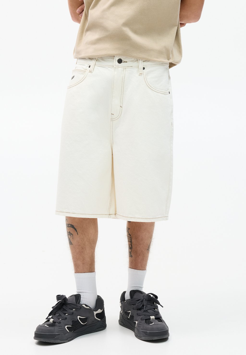 

Джинсовые шорты LOOSE BAGGY- BERMUDA PULL&BEAR, белый