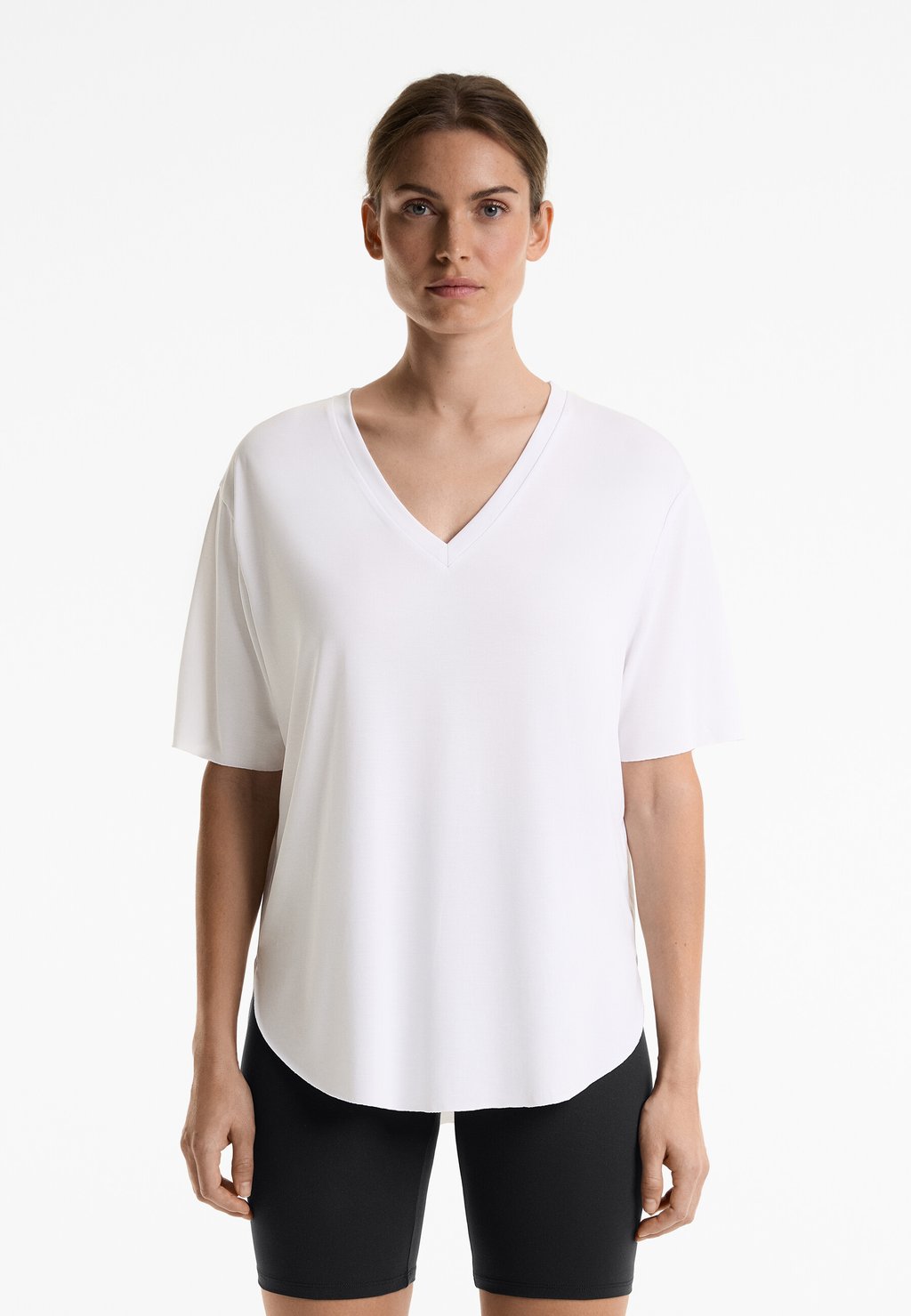 

Базовая футболка SOFT TOUCH V-NECK OYSHO, белый