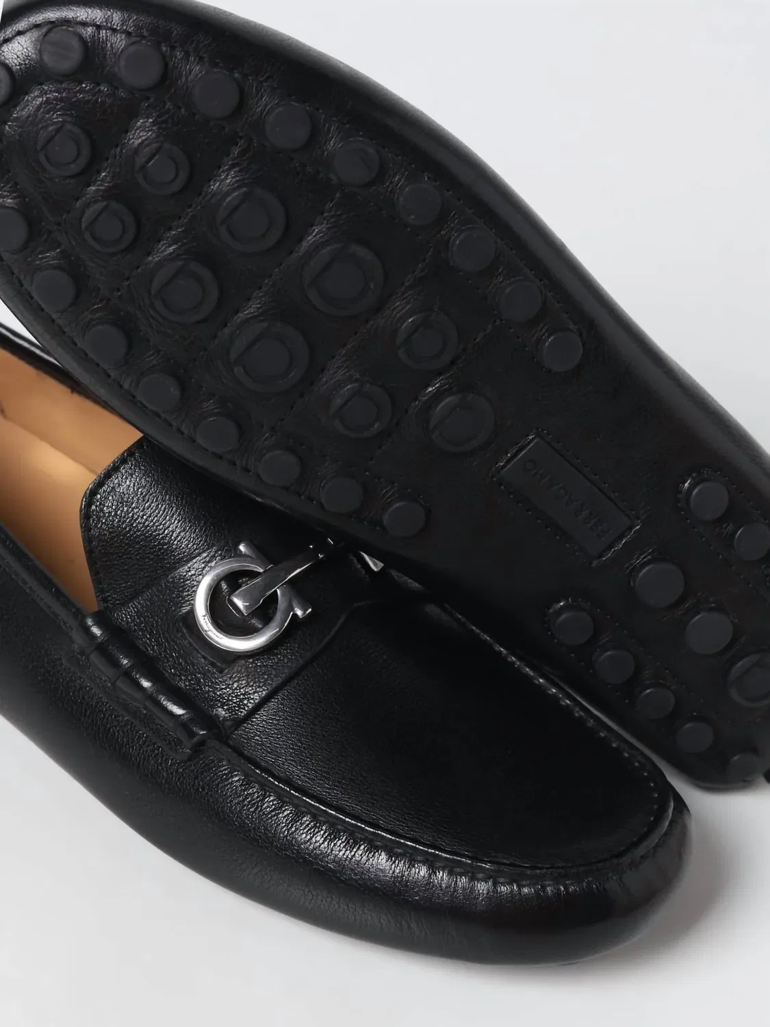 Salvatore Ferragamo Мужские лоферы Gancini Ornament Driver черного цвета — фото 4