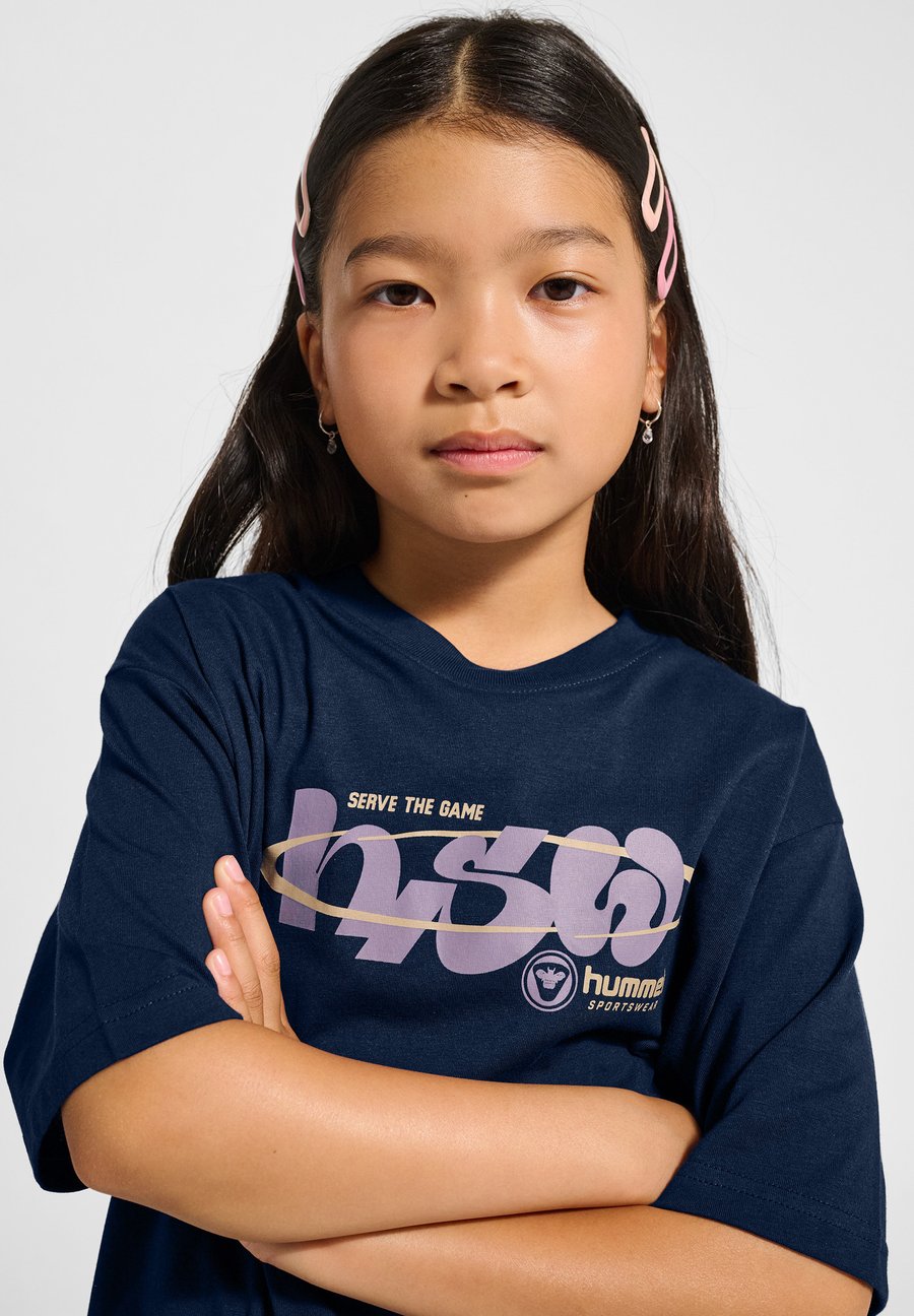 Футболка Hummel LOOSE S/S HS GRAPHIC, Dress Blues/Blue — фото 3