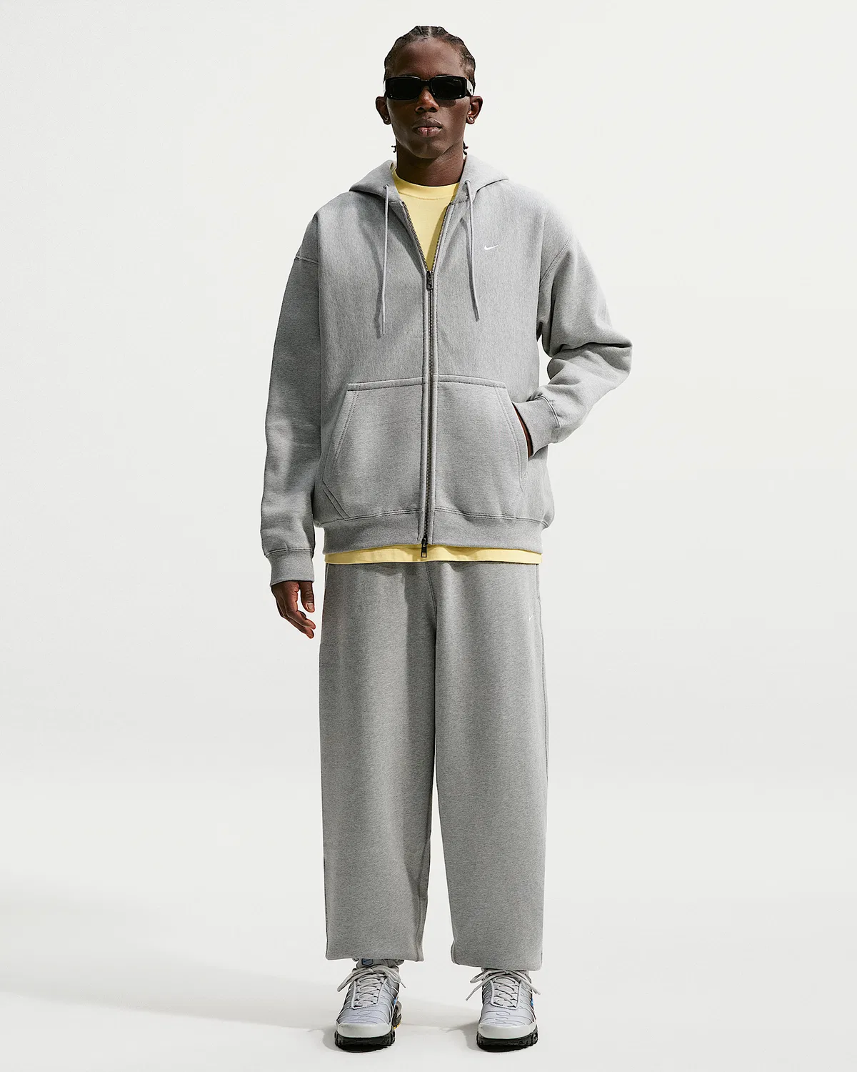 Мужская флисовая кофта на молнии Nike Solo Swoosh, Dark Grey Heather/Light Smoke Grey/White — фото 4