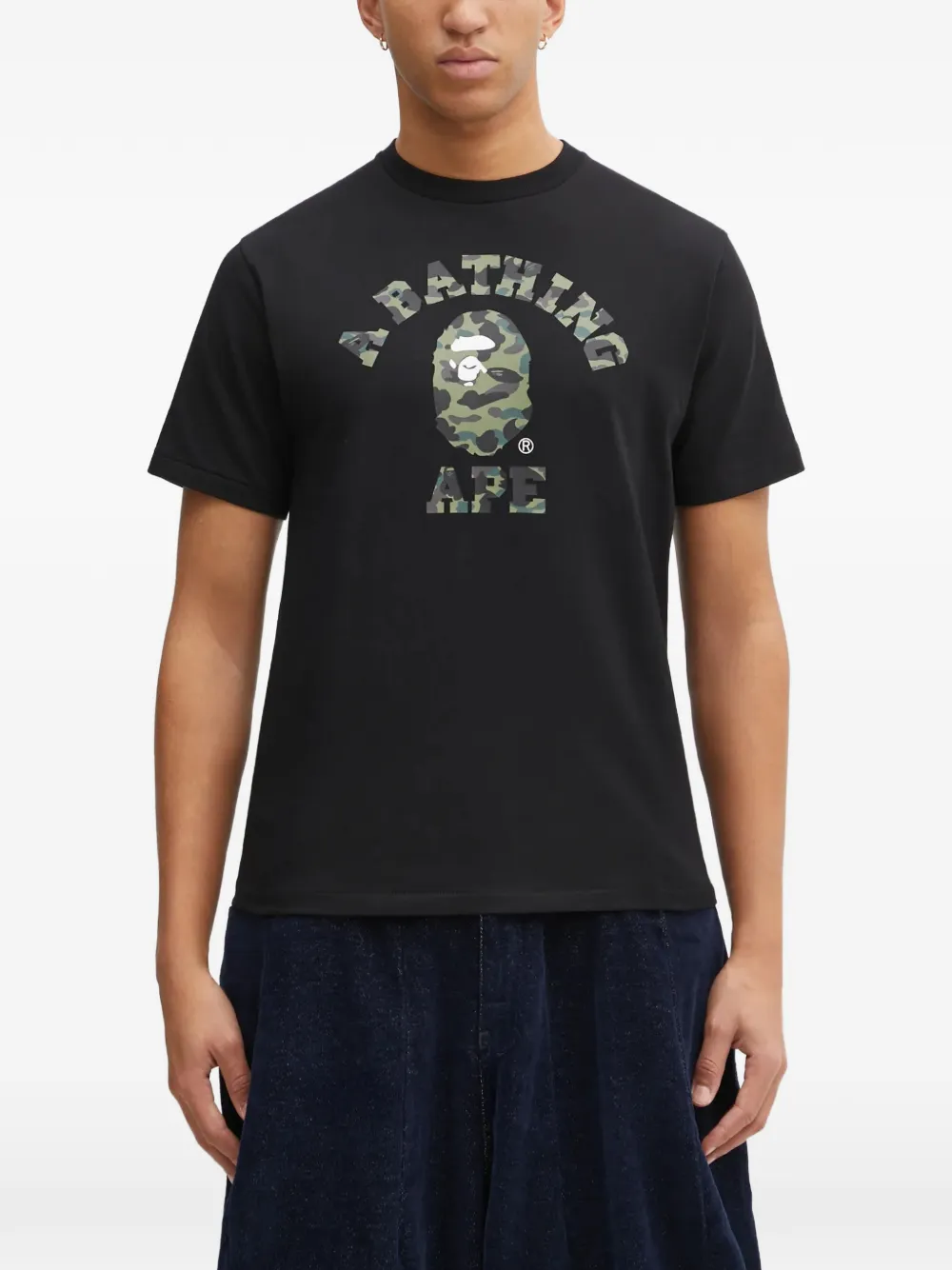 

Футболка с принтом логотипа college и камуфляжным узором 1st camo A BATHING APE, черный