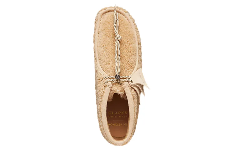 Moncler Clarks Wallabee ботинки из овчины бежевого цвета — фото 4