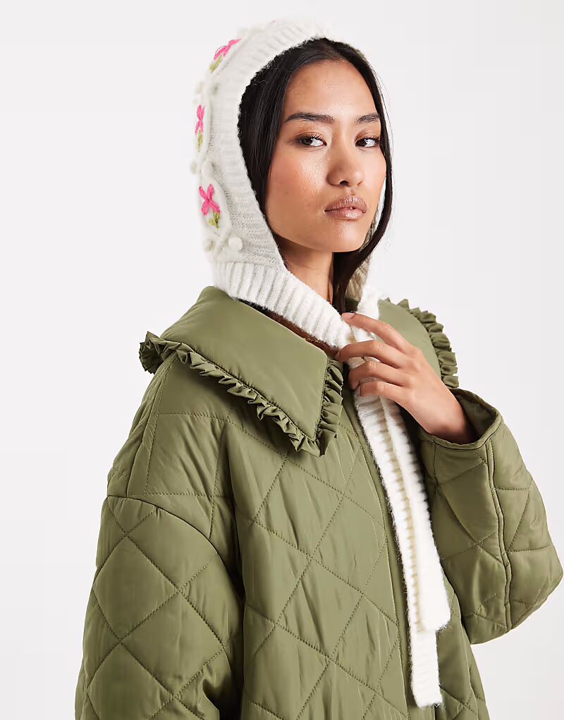 

Вязаная шапочка с вышивкой в виде кос кремового цвета Miss Selfridge