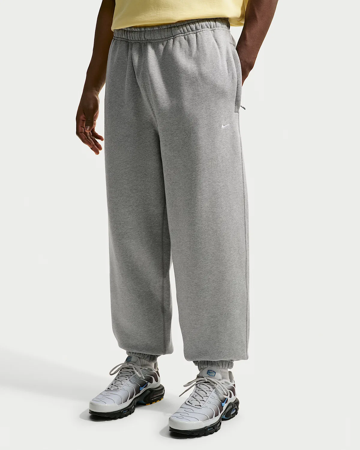 Мужские флисовые штаны с манжетами Nike Solo Swoosh, Dark Grey Heather/Light Smoke Grey/White — фото 2