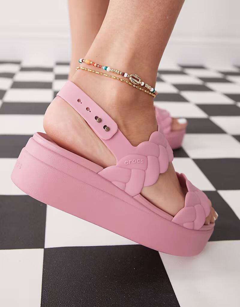 Crocs Brooklyn плетеные на низкой танкетке розового цвета — фото 2