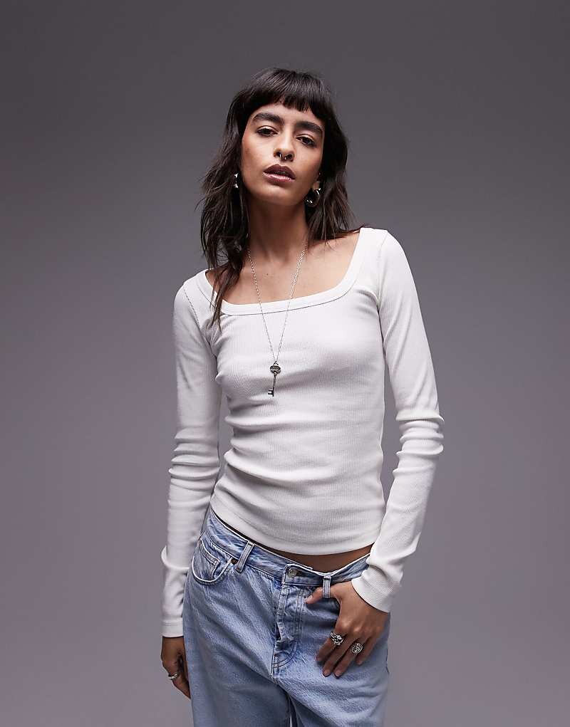 

Topshop – топ цвета экрю с ромбовидным вырезом и длинными рукавами