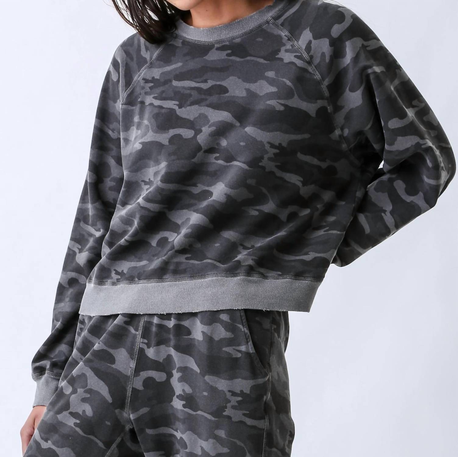 

Женский пуловер Ronan в цвете Shadow Camo Electric & Rose