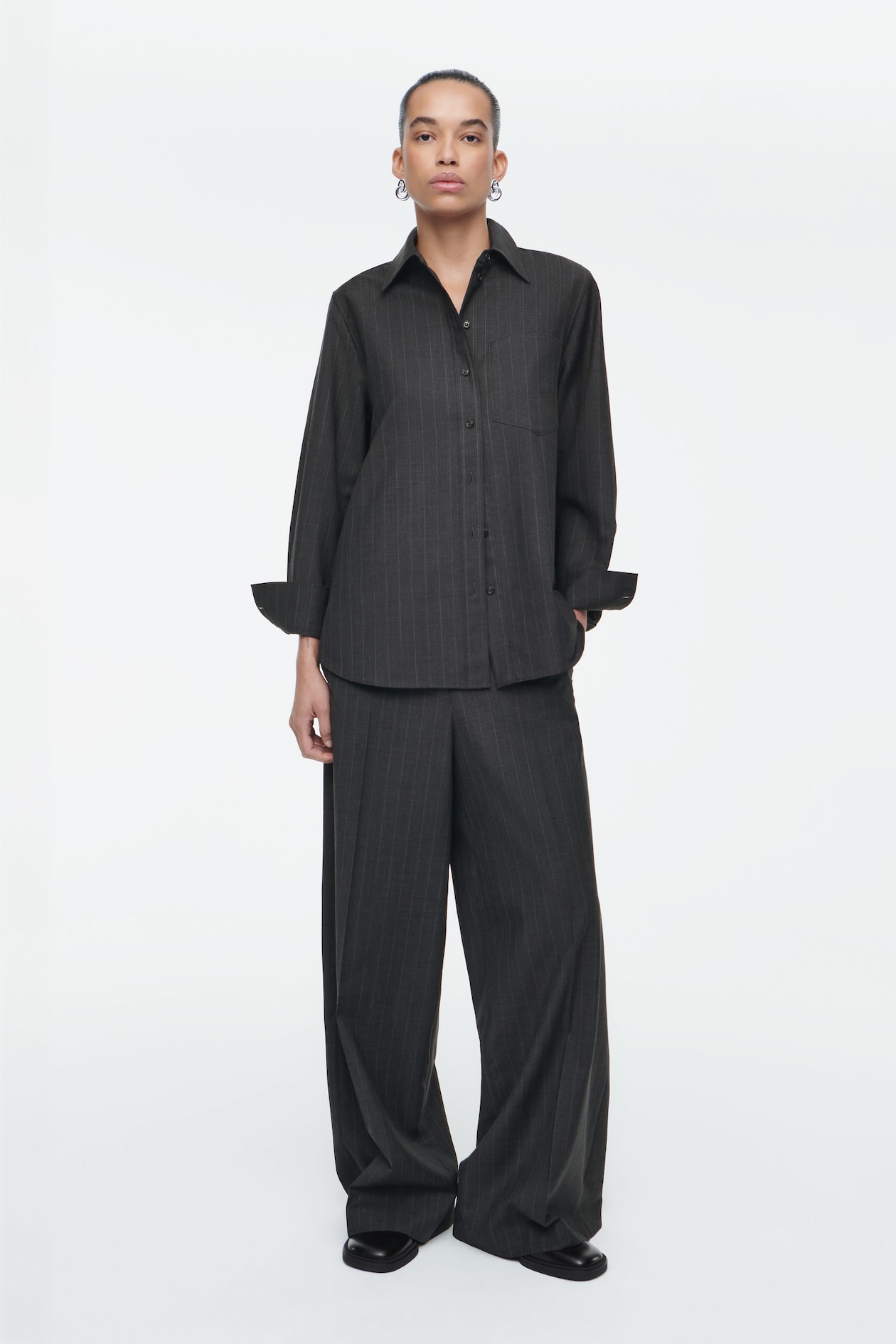 

Широкие шерстяные брюки в полоску-regular fit COS, цвет Ciemnoszary/Prążki