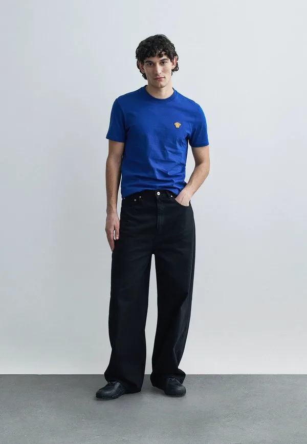 Компактная футболка с изображением медузы в стиле поп-музыки. Versace, Bright Midnight Blue — фото 2