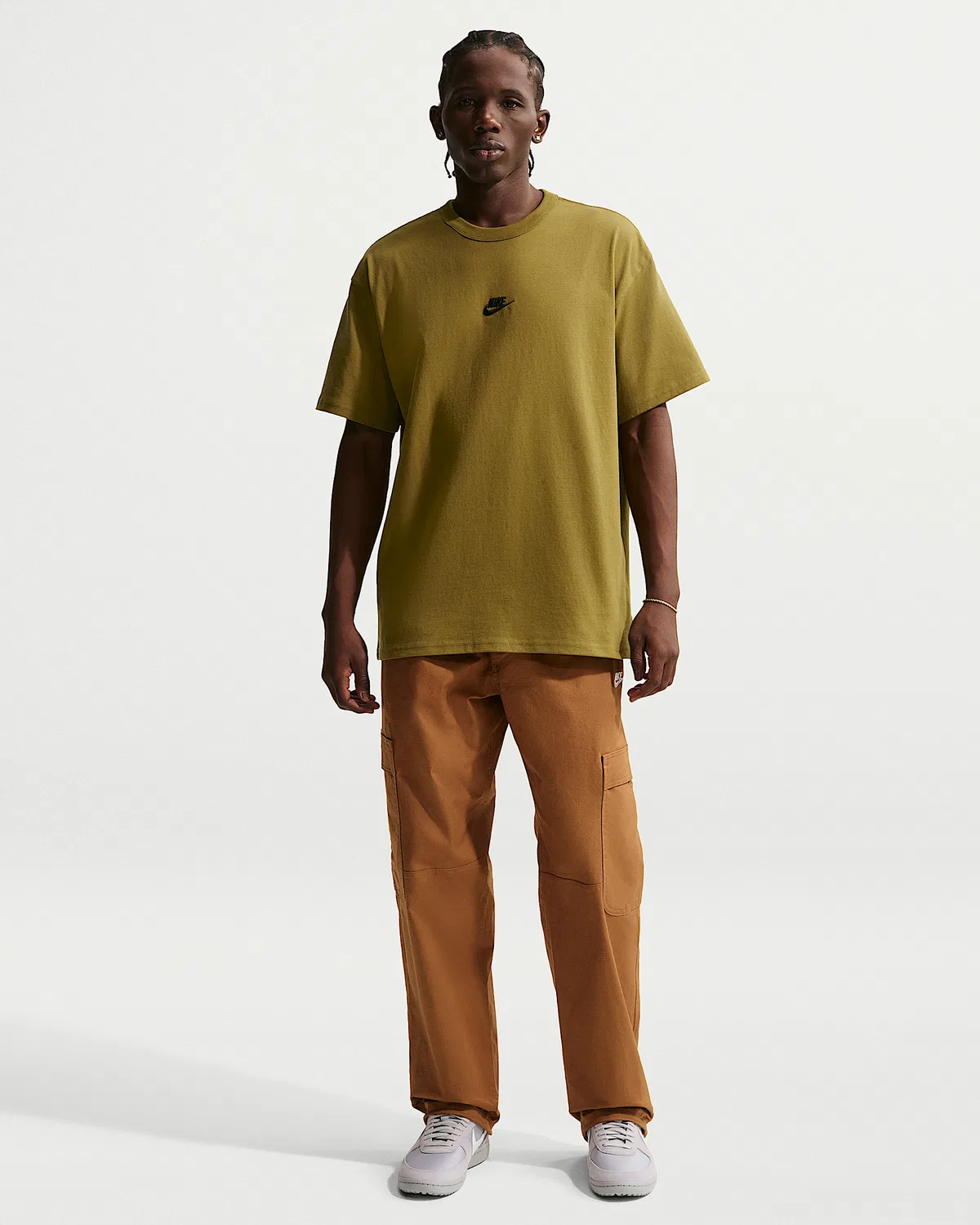 Мужская футболка Nike Sportswear Premium Essentials, Olive Flak — фото 4