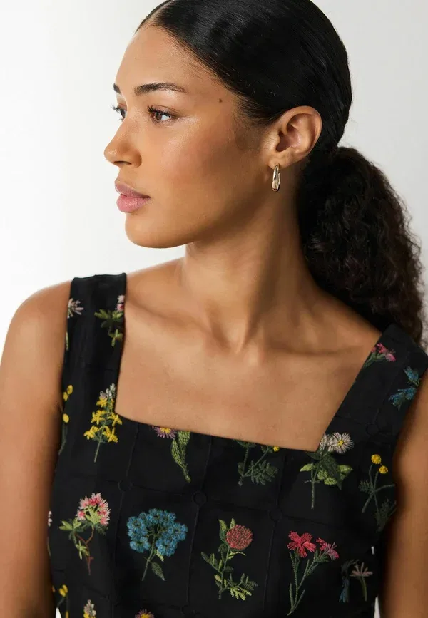 Платье Regular fit n. premium floral embroidered mini shift dress, day dress Next, черный — фото 2
