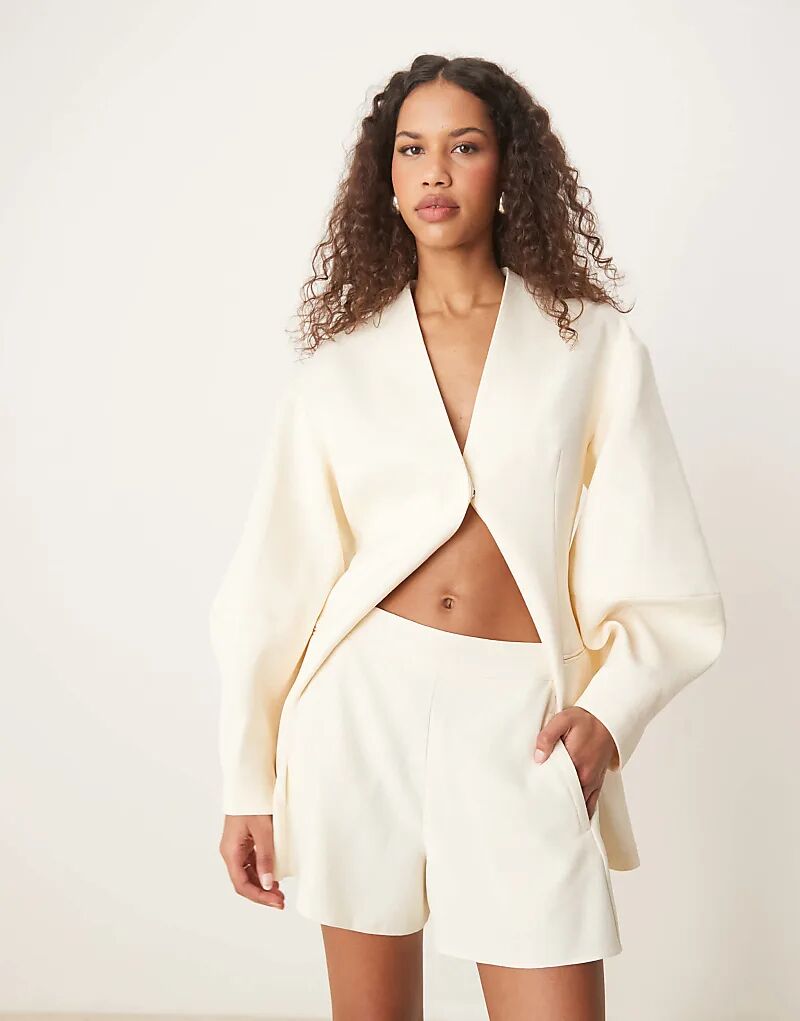 

Строгие шорты ASOS DESIGN из льняного материала цвета пахты
