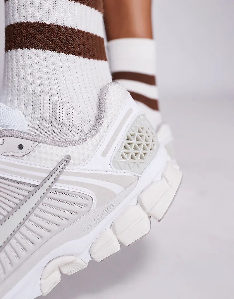 Кроссовки Nike Zoom Vomero 5 белого и бежевого цветов — фото 4