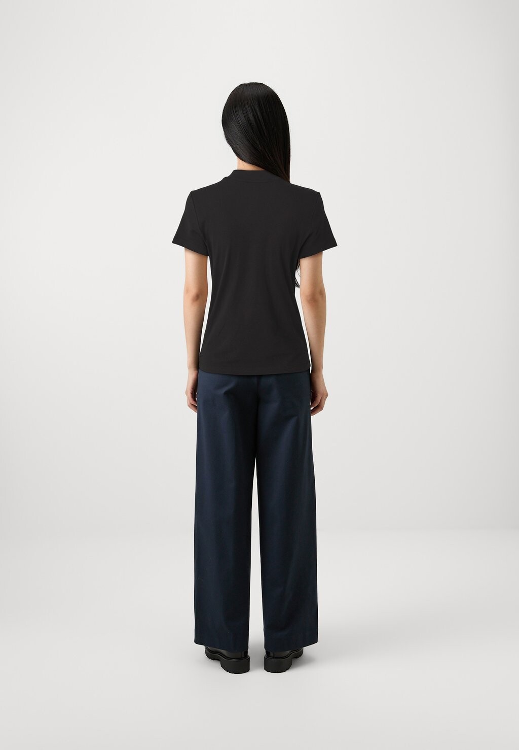 

Футболка с принтом MOCK NECK ALL Guess, черный