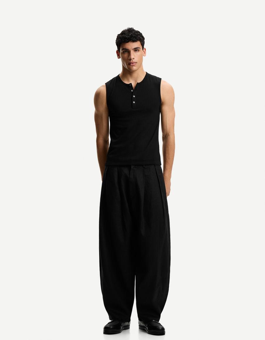 

Брюки-Баллоны из льна, облегающие фигуру, с вытачками Bershka, черный