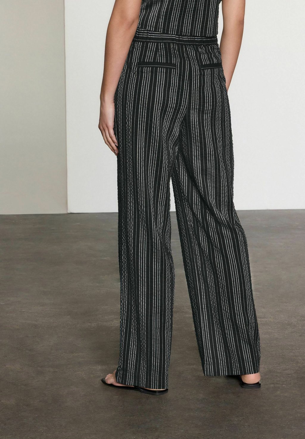 Брюки STRAIGHT LEG TEXTURED STRIPED Next, черный — фото 4
