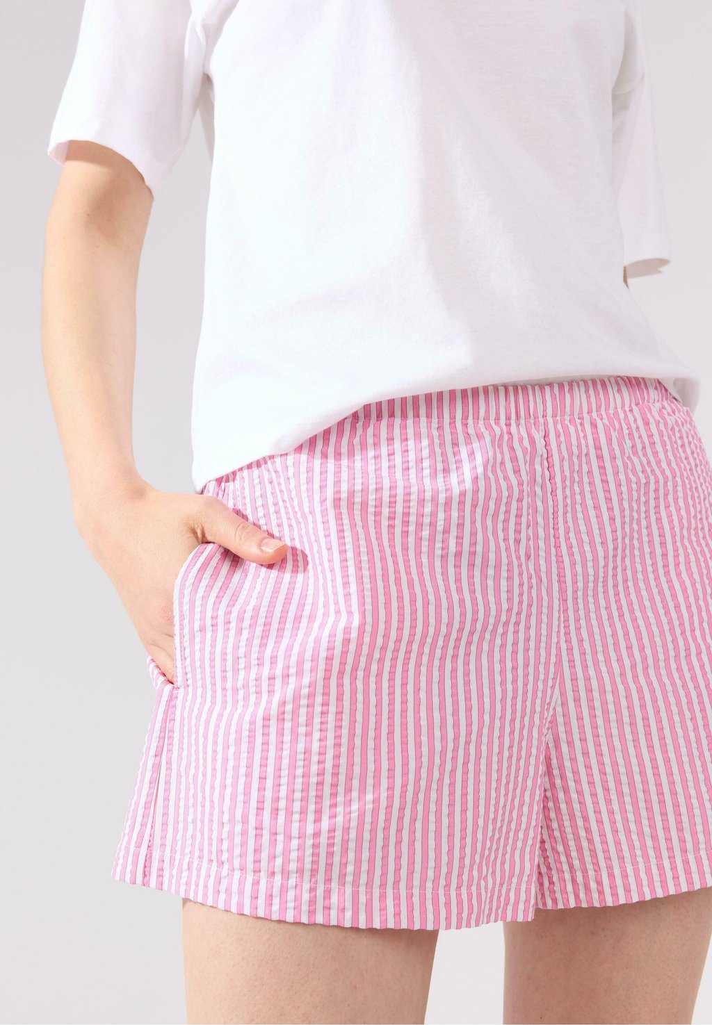 

Шорты IN SEERSUCKER Lindex, фуксия