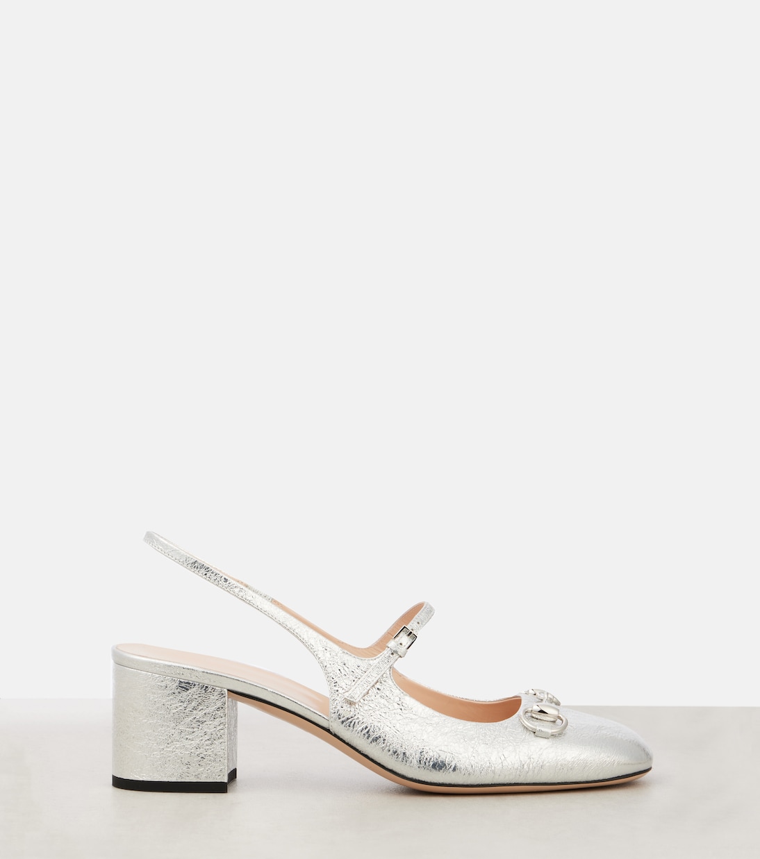 Кожаные туфли-лодочки с перемычкой и ремешком на каблуке Horsebit Gucci, Silver/Silver — фото 4