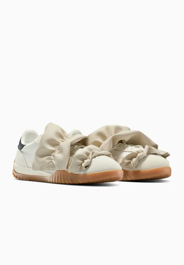 Низкие беговые кроссовки с оборками в виде звезд Converse, Egret Ruffles — фото 2