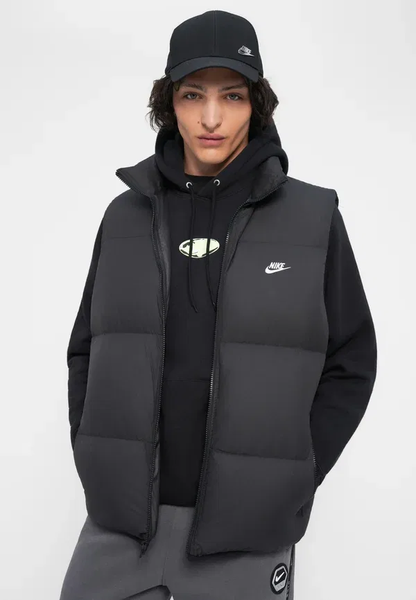 Жилет стеганый Nike Sportswear Club Puffer Vest Waistcoat, черный/белый — фото 4