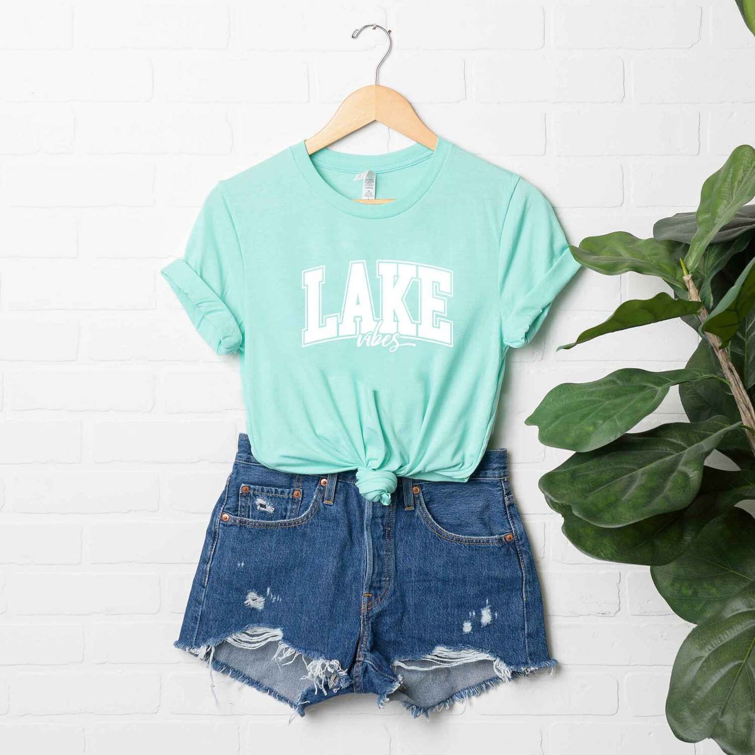 

Футболка Varsity Lake Vibes с короткими рукавами и рисунком Simply Sage Market
