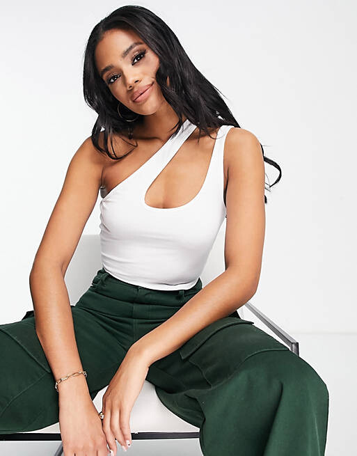 

Белый укороченный топ с асимметричным вырезом и ремешками ASOS DESIGN