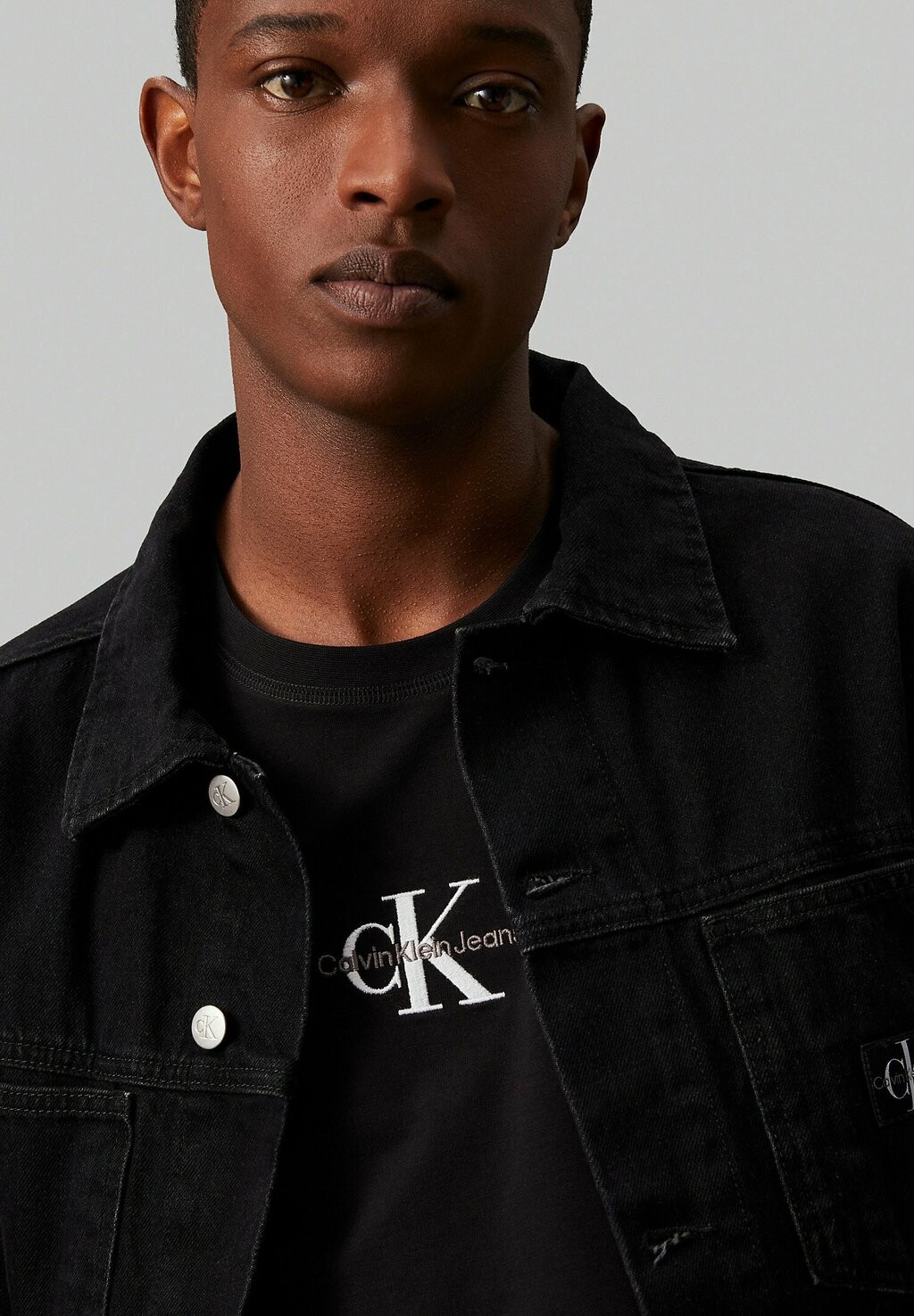 

Футболка с принтом Monogram Calvin Klein, черная