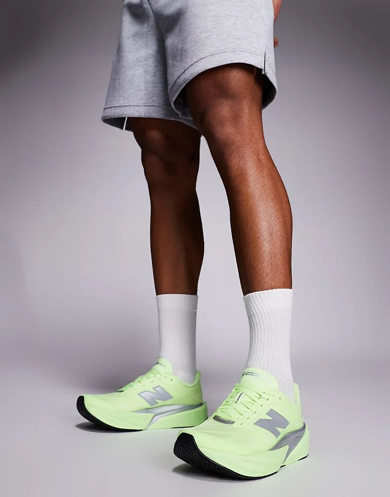 Мужские кроссовки для бега New Balance Fuelcell Rebel v5 в цвете Volt Yellow — фото 3