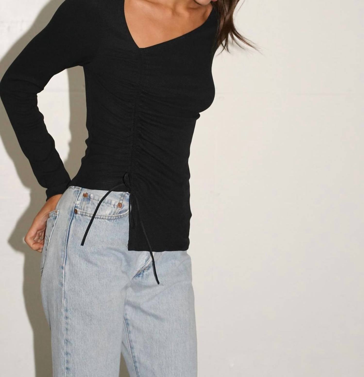 

Топ Avi Ruched Rib Top черного цвета LNA