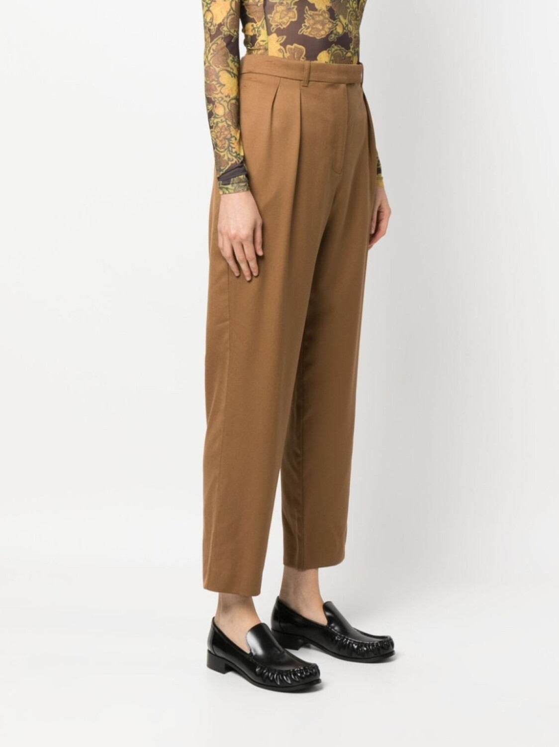 

A.P.C. укороченные брюки со складками, коричневый