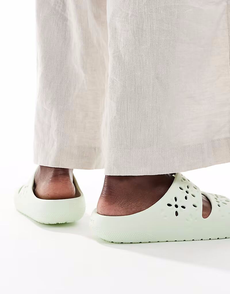 Сандалии Crocs Classic с цветочным узором в нефритовом оттенке — фото 2