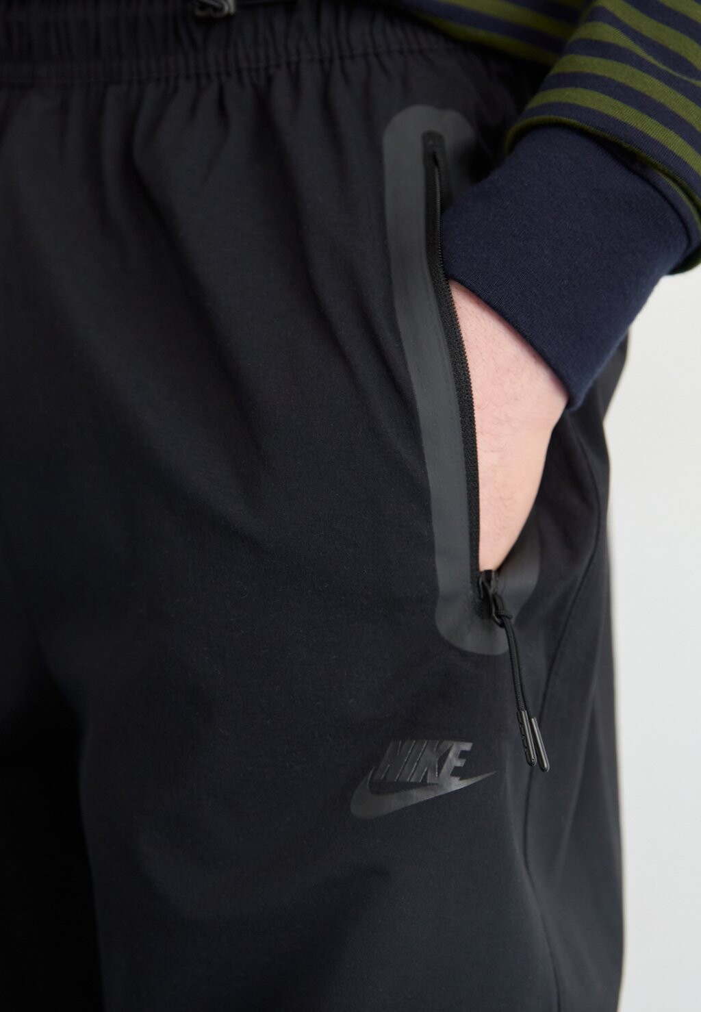 Спортивные брюки TECH WOVEN PANT Nike Sportswear, черный — фото 2