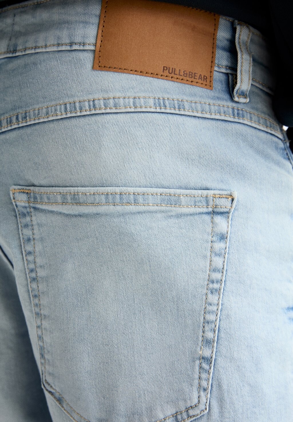

Джинсы зауженного кроя BASIC CARROT PULL&BEAR, светло-голубой