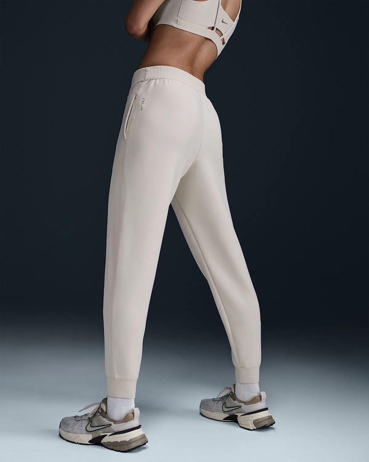 Женские джоггеры Nike 24.7 ImpossiblySoft Dri-FIT со средней посадкой, Light Orewood Brown/Sail/Light Iron Ore — фото 3