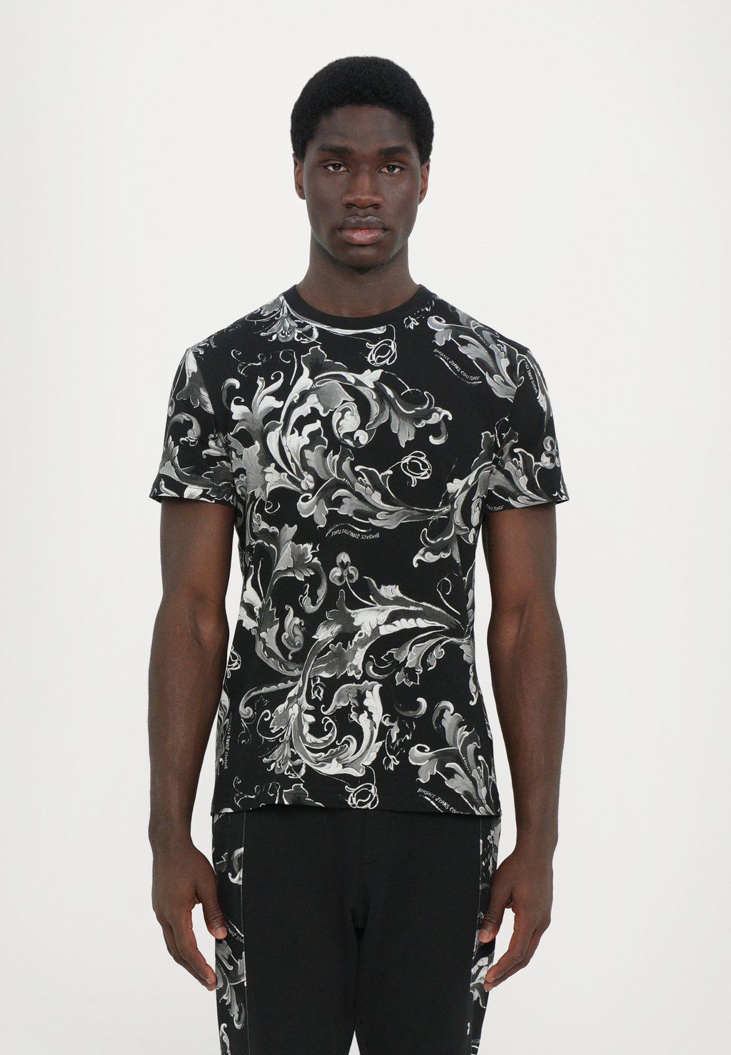 

Футболка с принтом ALL OVER Versace Jeans Couture, черный