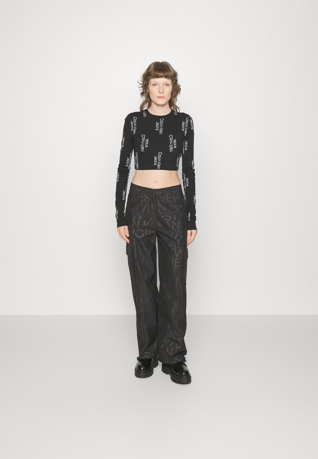 

Брюки карго LOOSE LOGO PANT Calvin Klein Jeans, тон в тон